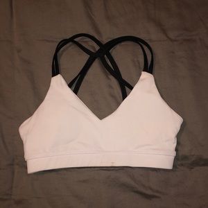 white sports bra comes with pads